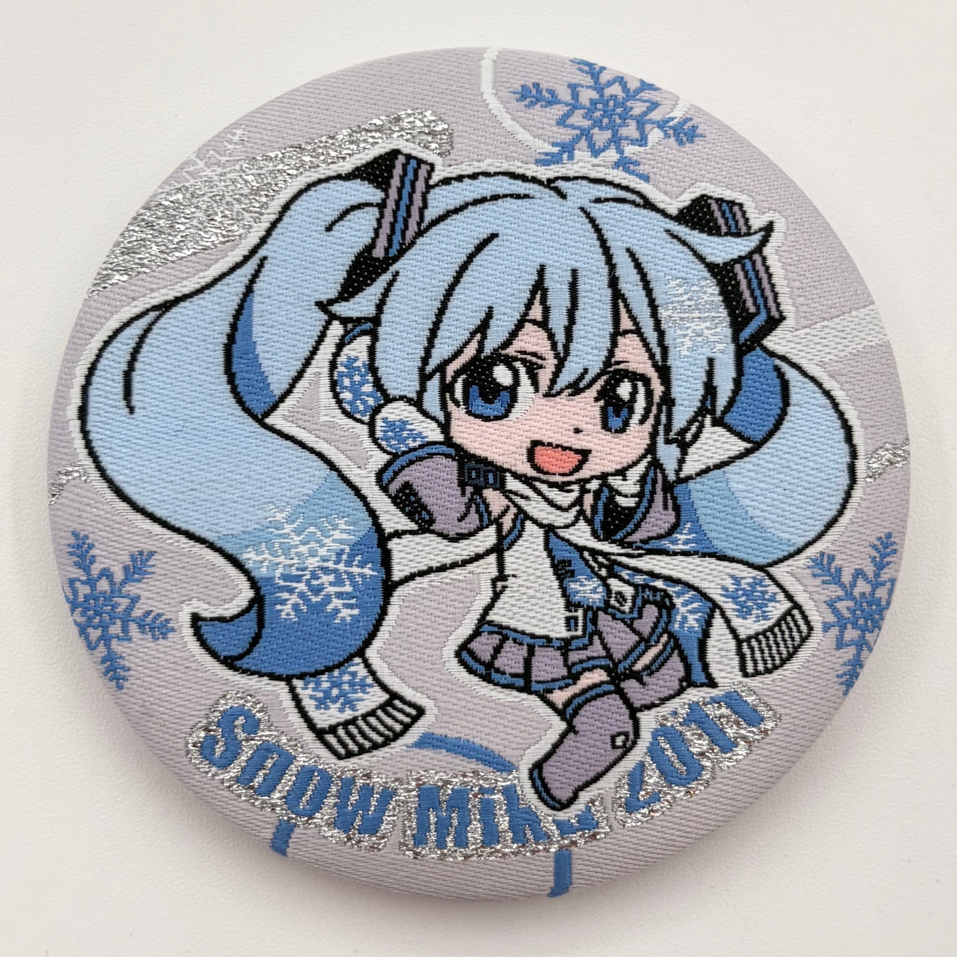 Hatsune Miku, Snow Miku 2011, Button bestickt